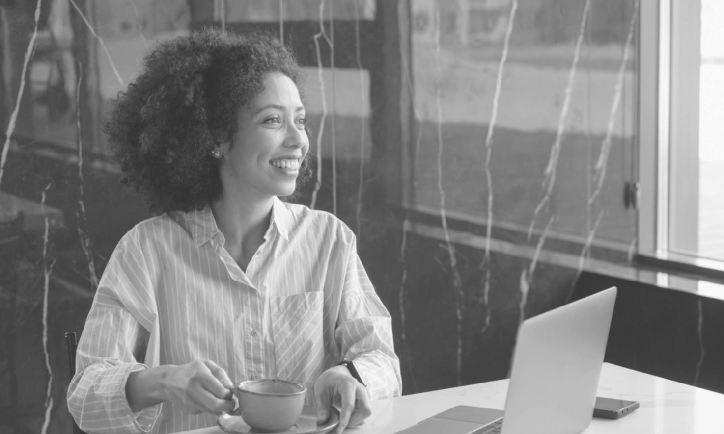 Команда специалистов работает над проектом демократического управления